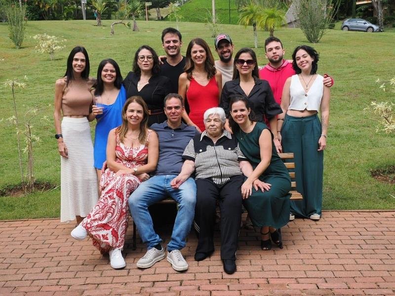 Vovó Norma no aniversário de 100 anos, junto à maioria dos seus 14 netos. Foto: arquivo de família.